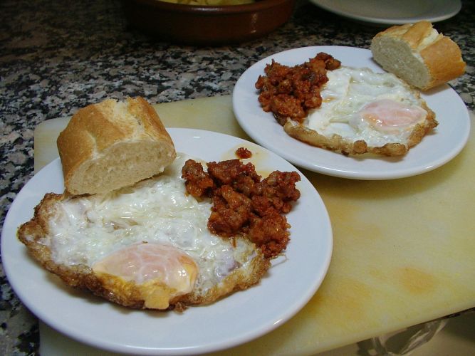 HUEVOS FRITOS CON PICADILLO
